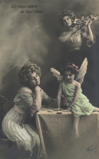 Kvinde med en lille pige klædt ud som en fe af French Photographer